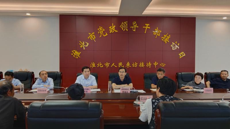 市政府副市长梁龙义在市群众来访接待中心开门接访